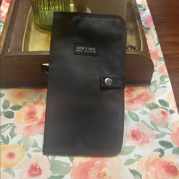New York Ways Gallery Black travel Wallet with Snap Closure - Picture 1 of 3